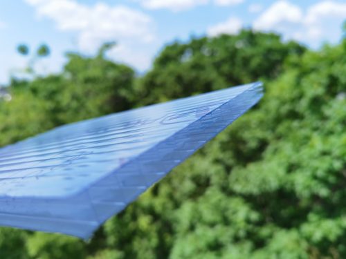 Víztiszta Lite polikarbonát lemez 2 kamrás, egy oldalon UV védett 10mm