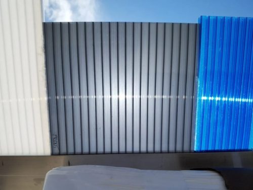 Szürke-ezüst Ultra polikarbonát lemez, 2 kamrás egy oldalon UV védett, 10mm